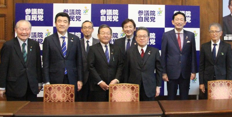 世耕参議院幹事長（右から３人目）を表敬訪問した住団連幹部一行